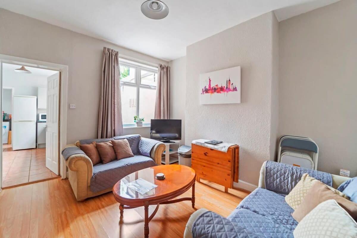 4 Bed Homely Retreat - ولفرهامبتون المظهر الخارجي الصورة